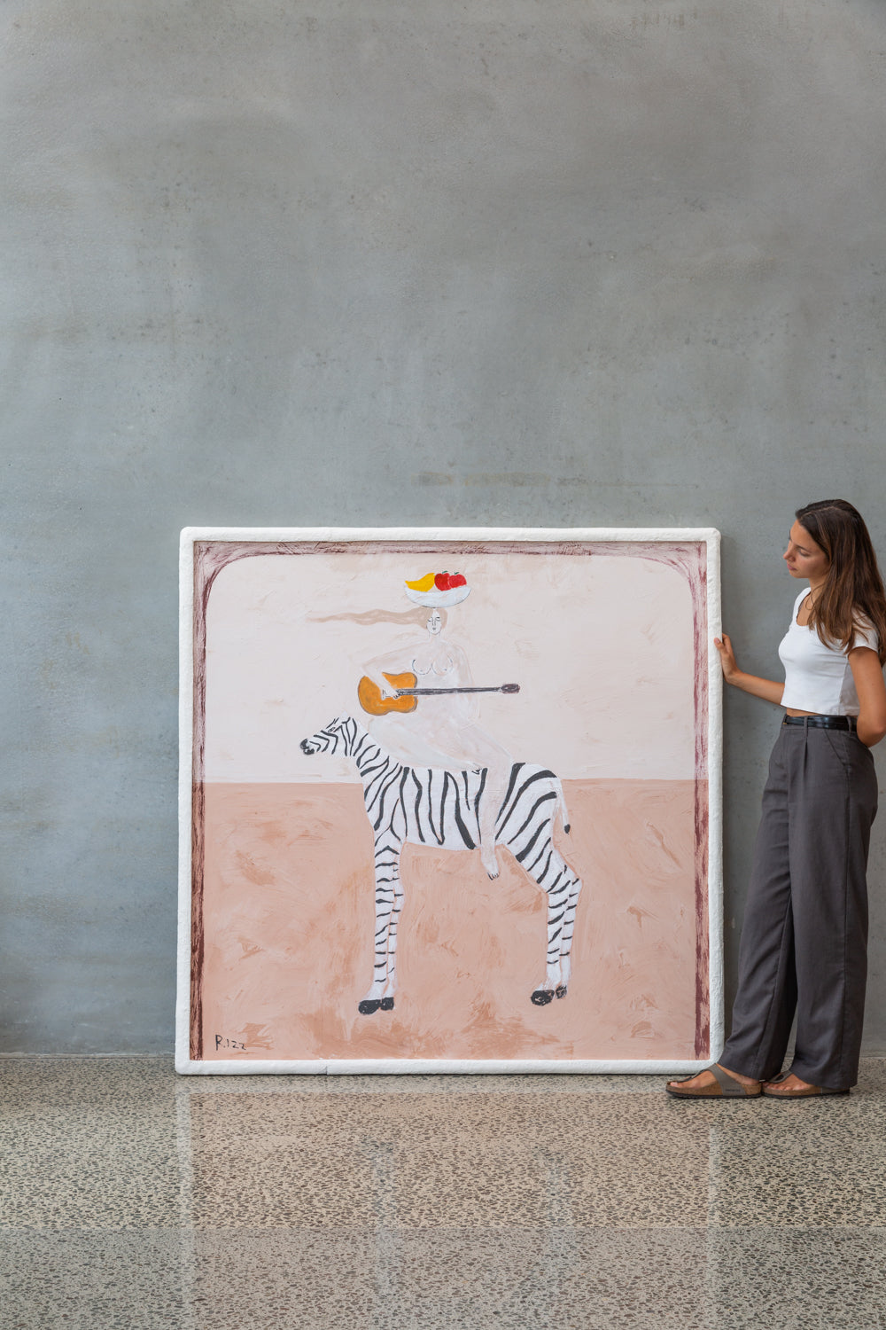 Candela plays a guitar by Rizz